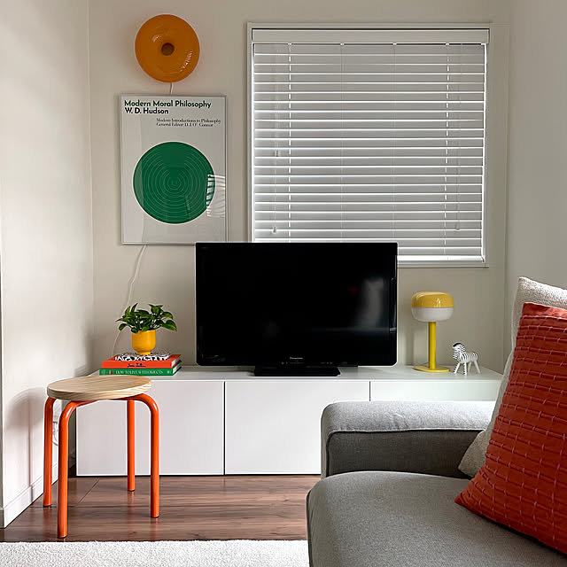 Lounge,リサラーソン,スツール,照明,テレビボード,色のある暮らし,カラフルインテリア,新生活,IKEA,イケア,北欧雑貨,模様替え,北欧インテリア,インテリア雑貨,狭小住宅,模様替え中,建売住宅,IKEA家具,ベストー,ヴァルムブリクスト,イベント参加 arilemaの部屋
