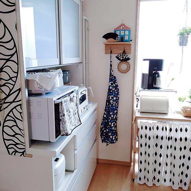 Kitchen,エプロンの置き場所,狭小3階建,お気に入り,普通のおうち,小さなお家,シンプル,心地良い暮らし,季節を感じる暮らし,狭小住宅,建売住宅,セリア,ニトリ ウォールシェルフ,セリア アイアンフック,マリメッコ タペストリー,キッチン家電,ゴミ箱隠し,アラジントースター,鍋つかみ,鍋敷き,北欧ナチュラル,レデッカー はりねずみ,カップボード,山善 ブレッドケース masumiの部屋