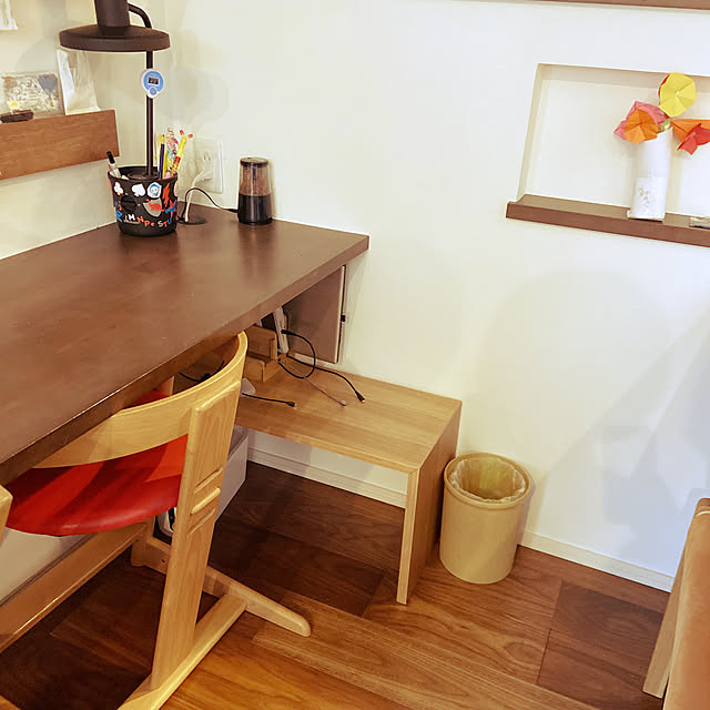 充電スペース,無印良品,こどものいる暮らし,スタディーコーナー,バルミューダ ライト,Lounge,コの字の家具 Fumの部屋