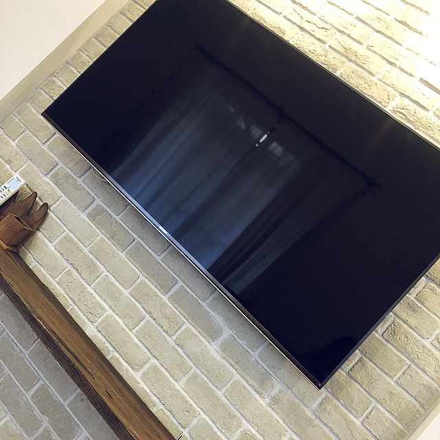 Lounge,DIY,#西海岸風,レンガ貼りDIY,レンガ貼り,壁掛けTV,壁掛けテレビ,中古住宅リフォーム,細長いLDK,細長い家 mmr1013mmrの部屋