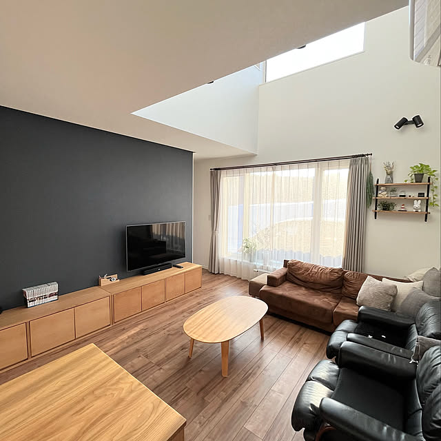 アクセントクロス ブルー,呪術廻戦大人買い,テレビまわり,無印良品,収納,テレビボード,スタッキングキャビネット,ゲーム収納,吹き抜けのある家,カーテン,Lounge sayuriの部屋