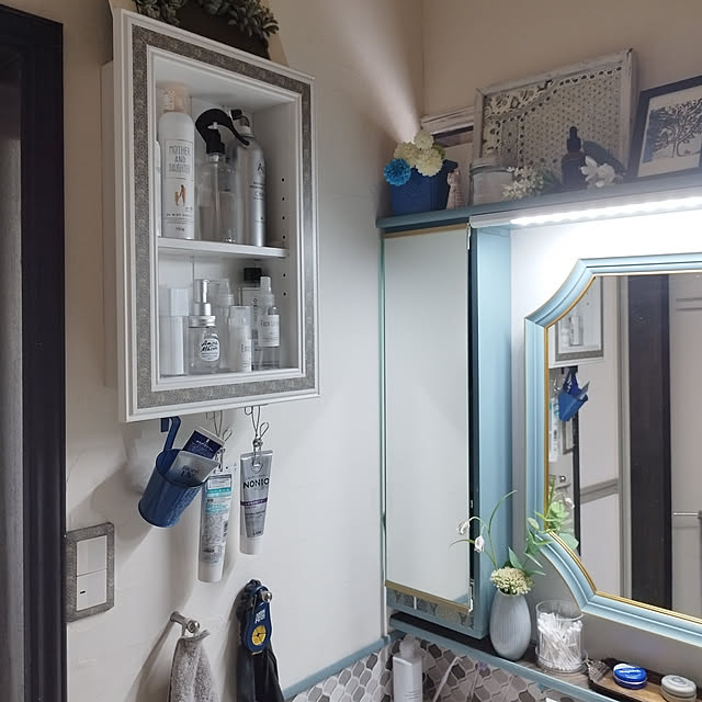 Bathroom,壁面収納,洗面所,壁掛けシェルフ,洗面鏡DIY,DIY,吊り下げ収納,シェルフにアイアンバー,タオル掛け　フック,入居時窓を潰して１面鏡から３面鏡に,化粧水置き場,防水リメイクシート,IKEA LEDライト,漆喰壁DIY,造花,フェイクグリーン,マスキングテープ,白山陶器　一輪挿し hiro3の部屋