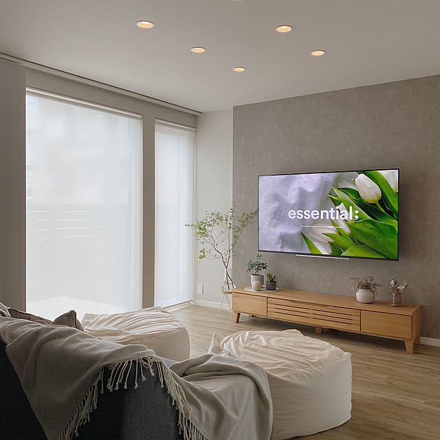 ビーズクッション,ドウダンツツジのある暮らし,ダウンライト,大きい窓,ロールスクリーン,壁掛けテレビ,ナチュラルインテリア,韓国インテリア,海外風インテリア,グレージュクロス,すっきり暮らす,シンプルな暮らし,ホテルライク,Lounge min.の部屋