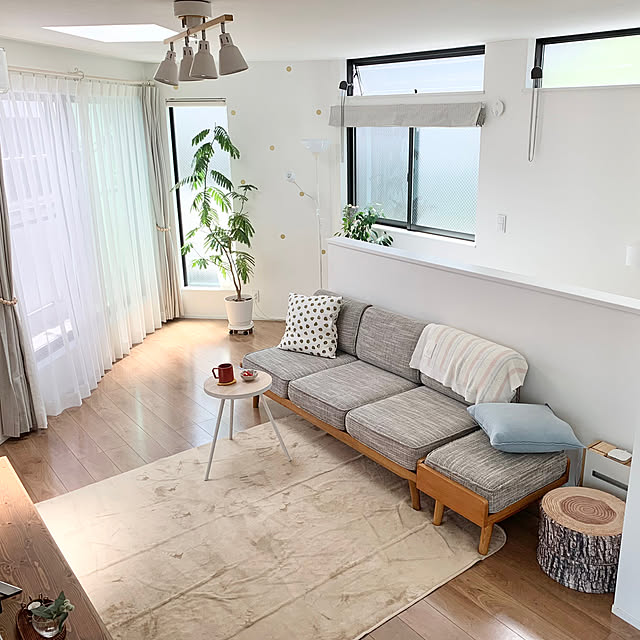 いいね、フォローに感謝です.｡.:*♡,ナチュラルインテリア,グリーンのある暮らし,サイドテーブル,IKEA クッション,ソファ,丁寧な暮らしを心掛けて❁*.ﾟ,見て頂きありがとうございます⑅︎◡̈︎*,スッキリ暮らしたい,unico ソファ,Lounge nonp--yの部屋
