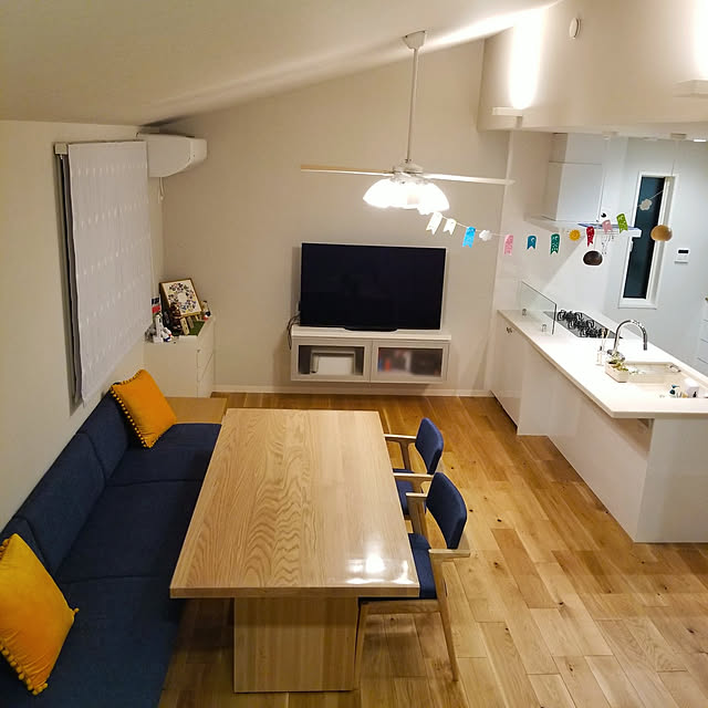Lounge,全体図,イベント参加,こどもの日,節句飾り,こいのぼり,勾配天井,間接照明,BRAVIA,富士ファニチア,ベンチソファ,ベンチ収納,シーリングファン,ペンダントライト,日本トリム,パナソニックキッチン akoの部屋