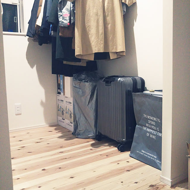 Bedroom,収納,スーツケース収納,ファミリークローゼット,杉床材,無垢材,県産材,キャリーバッグ,納戸収納 tommの部屋