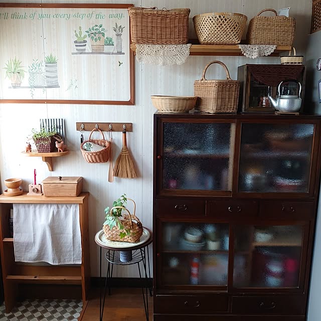 Kitchen,和テイスト,かご,昭和物件,古い家でもあきらめない,古い家に暮らす,イベント参加用,古い家を楽しむ,古い物も大切に,古い家に住む,築年数46年以上,古い家の台所,じいちゃんの作った食器棚,祖母が使ってたかご,勝手口下駄箱、箱、飾り棚DIY,年代物です,見て頂きありがとうございます,ざる,グリーン,庭のアイビー水挿し,竹かご,古道具のある暮らし fukuの部屋