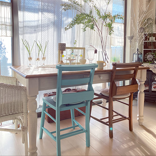 ペイントリメイクしたテーブル,ペイントリメイクした椅子,ダイソー水性ミルクペイント,ニトリガラスフラワーベース,プチプラインテリア,ナチュラルが好き,インテリア大好き,リネンのある暮らし,こどもと暮らす,みどりのある暮らし,ガラス雑貨大好き,アンティークのある暮らし,椅子好き,ステンドグラスの窓,Salut!の雑貨,ダルトン好き♡,水色大好き,コデマリ♡,Lounge rieの部屋