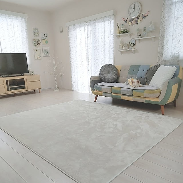 Kitchen,秋冬インテリア,季節を楽しむ,デコホーム,おうち時間,ニトリデコホーム,犬のいる暮らし,3歳3ヶ月のワンコと暮らす,チワワとマルチーズのMIX,Nウォーム,Nウォームラグ200×240,ウレタン入りでクッション性アップ,蓄熱機能,保湿,吸湿発熱,滑り止め加工,円形クッション(ピオニー),ロングチェアシートクッション,ダマスク柄,クッションカバー(ダイヤファー),円形クッション ダリア PAOの部屋