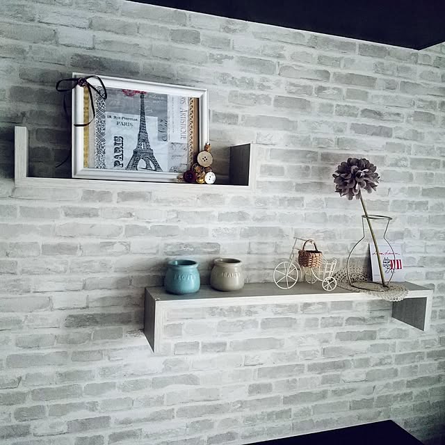 Entrance,梅雨の楽しみ方,DIY,レトロ,壁紙,シャビーシック,アンティーク風,壁紙屋本舗,初心者,アイボリー,レンガ調壁紙,クロス張替え,靴箱の上,細かいレンガ柄,玄関ディスプレイ,ニトリ　壁に掛けられる家具,ナイスタック両面テープ超強力タイプ,ガーベラ,フェイクフラワー,アイアンベース,つや消しゴールド,セリア雑貨,ダイソー,フレームディスプレイ,ペーパーナプキン,エッフェル塔,フレンチインテリア,三輪車オブジェ,ペーパークラフト,リサラーソン,コの字ラック,キャンドゥ,レース,百均,プチプラインテリア,全部百均,アクセントクロス meiの部屋