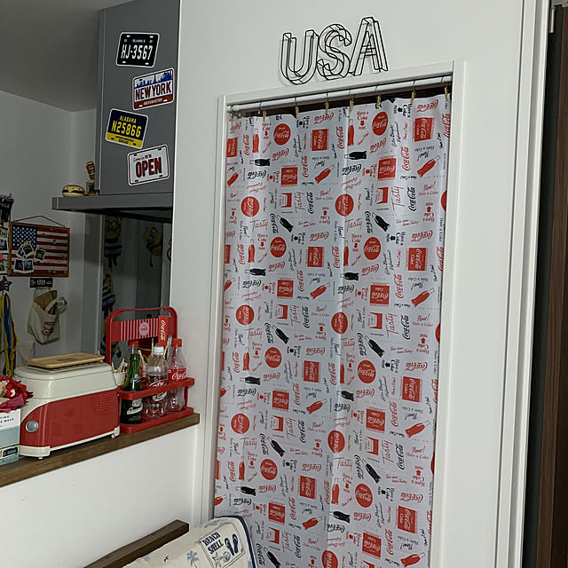 カーテン,のれん,ダイソー×コカコーラ,西海岸インテリア,USA,アメリカン,アメリカンポップ,サーファーズインテリア,アメリカン雑貨,アメリカンなお家にしたい,アメリカンダイナー,Daiso,コカコーラグッズ,コカコーラ,アメリカンハウス,テーブルクロス,Lounge mowchanの部屋