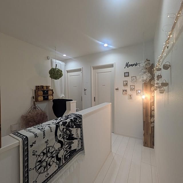 Entrance,オブジェ,アナベル,アナベルドライ,アナベルボール,お花のある暮らし,ドライフラワーのある暮らし,暮らしを楽しむ,季節を楽しむ,インテリアを楽しむ,ていねいな暮らし,シンプル化,廊下,階段,ホワイトベースのお家,シンプルなお家 fumitanの部屋