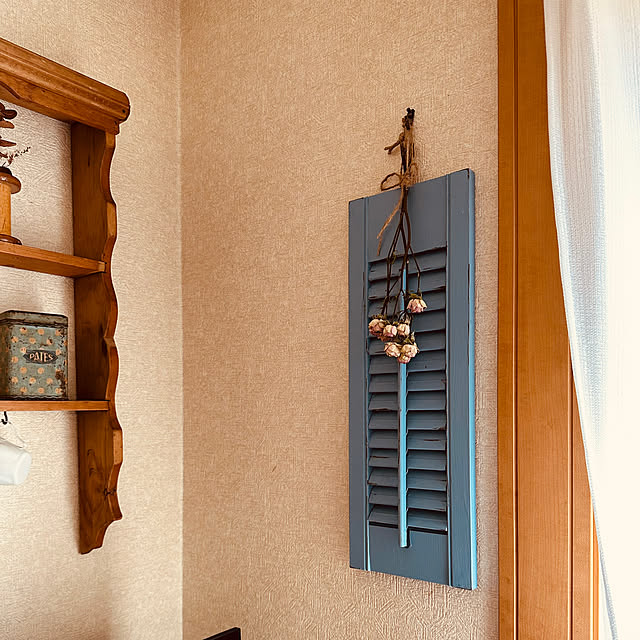 ヴィンテージ　ルーバー,アメリカヴィンテージ,スモーキーブルー,ダイソー　ナチュラルミルクペイント,ダイソー,プチプラインテリア,カフェ風,築23年,ブルーが好き,On Walls,4枚投稿,リペイント,材料税込220円 megmilkの部屋