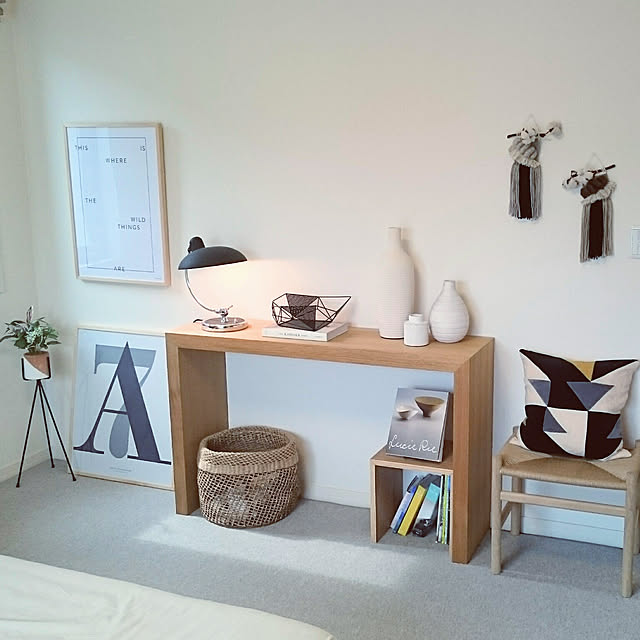 On Walls,北欧雑貨,雑貨ディスプレイ,コンソールテーブル,無印良品,boconcept,モダン雑貨,スツール,クッション,コンランショップ,カイザーイデル,CH53,北欧インテリア,バスケットかご,ポスター,ウィービング,スローハウス,テーブルランプ,寝室,壁面ディスプレイ J.Kの部屋