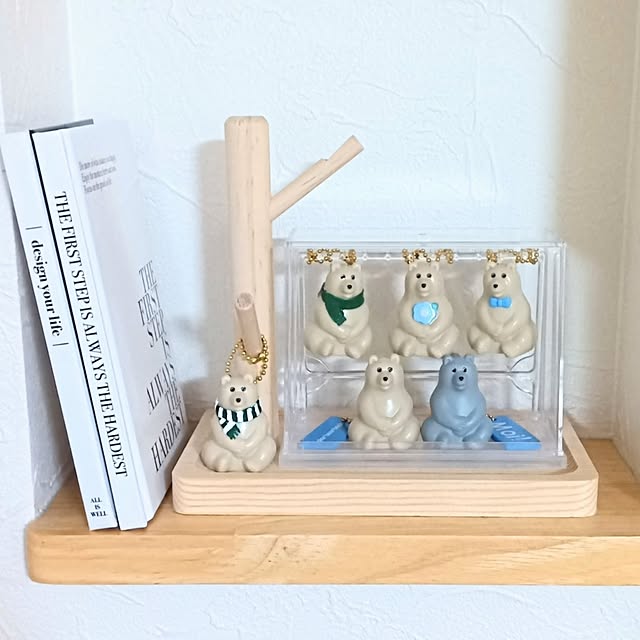 My Shelf,プチプラインテリア,ニッチディスプレイ,セリア,ダイソー,キャンドゥ,カプセルトイディスプレイケース,コンパクトに収納,ポーラーベアバンクミニチュアチャーム,白くま貯金箱ガチャ,コレクションケース,収納アイデア,収納ケース,雑貨好き,北欧好き,100均,キーホルダーディスプレイ,ハードカバーノート,ガシャポン,ナチュラルが好き h.t.の部屋