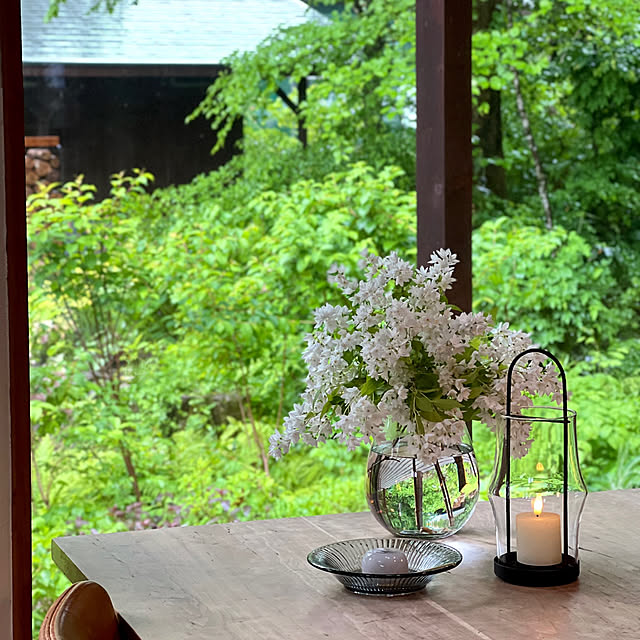 My Desk,あんこ中毒,新緑の季節,水まんじゅう,雨の庭,ヒメウツギ　ライムシャンデリア,ケーラー,ホルムガードランタン,ホルムガード,ティータイム,庭,癒し,くつろぎ空間,花のある暮らし,季節を楽しむ,心地よい暮らし,テラスにつながるリビング,いつもの眺め,LIXIL TW,花瓶,庭の花,おうちカフェ Kikko.の部屋