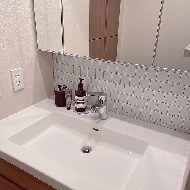 seria,セリアリメイクシート,リメイクシート,1LDK2人暮らし,IKEA,1LDK,ホワイトインテリア,モノトーンインテリア,ESOP,洗面台,モノトーン,メガネ置き,サボン,Bathroom doriの部屋