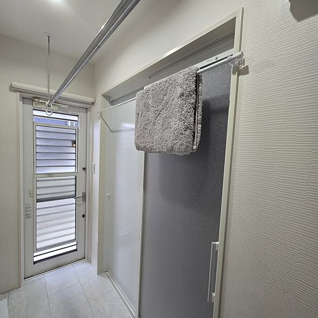 Bathroom,DIY,バスマット干し,洗面所 収納,かもいフック+つっぱり棒,100均,おすすめします♡,100均大好き,バスマット収納,バスマット掛け,すっきり暮らしたい,突っ張り棒で収納,ホワイトインテリア,清潔を保つ,ホワイト大好き,TOTOサザナ,ホワイトで統一,勝手口 maruの部屋