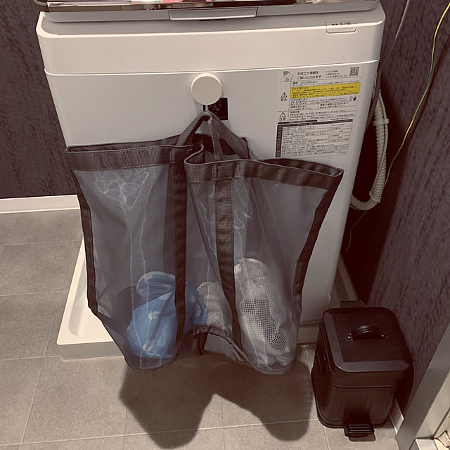 モノトーン,無印良品,Bathroom,黒×グレー,長年住んだマンション　リノベーション中。,狭い洗面所(ノ_＜),サンゲツ　床,狭いながら工夫してます❤️,ダストボックス,ランドリーバスケット,スクエアダストボックス,ランドリーバック kiyoeの部屋