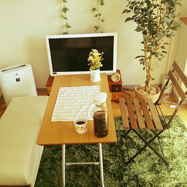 My Desk,一人暮らし,6畳,1K,賃貸,テーブル,昇降式テーブル,ランチョンマット,芝生ラグ,ラグ,IKEA,ニトリ,椅子,折り畳みチェア,観葉植物,フェイクグリーン,ダイニングテーブル,スツール,ベンチソファ,狭い部屋,空気清浄機,テレビ tukudaniの部屋