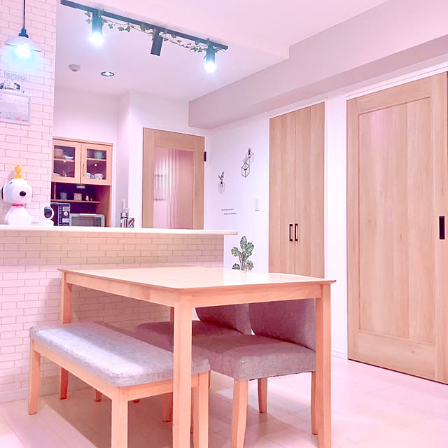 リビングやダイニングで使いたい。ナチュラルインテリアに合うLOWYAの家具