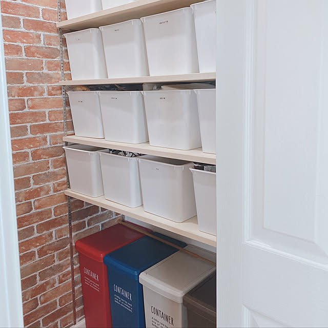 Kitchen,テプラでラベリング,オーブンレンジ設置場所,トースター置き場,ダイソーのBOX,パントリーのある暮らし,パントリー内部,パントリー収納,ニトリのごみ箱,レンガ壁紙,キッチン収納,100均アイテム,収納アイデア,シンデレラフィット,輸入住宅,注文住宅,白い扉 saorinの部屋
