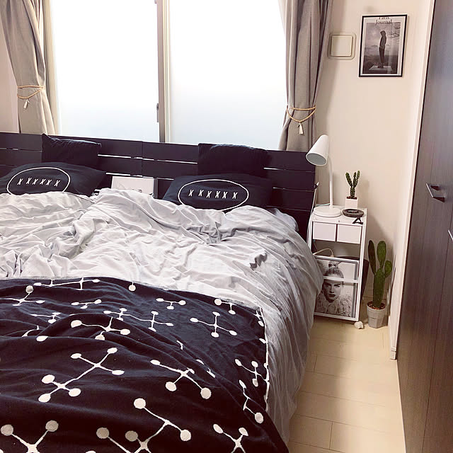 Bedroom,ミカヅキモモコ,UNIQLO×EAMES,tower,無印良品,マンション暮らし,6畳寝室,グレー好き♡,いいね&フォローありがとうございます☆,こどもと暮らす。,H&M HOME,niko and…,いなざうるす屋さん,モノトーン,モノトーンに憧れて,いちばん好きな空間❤️,グレー,ニトリ JUMPeyの部屋