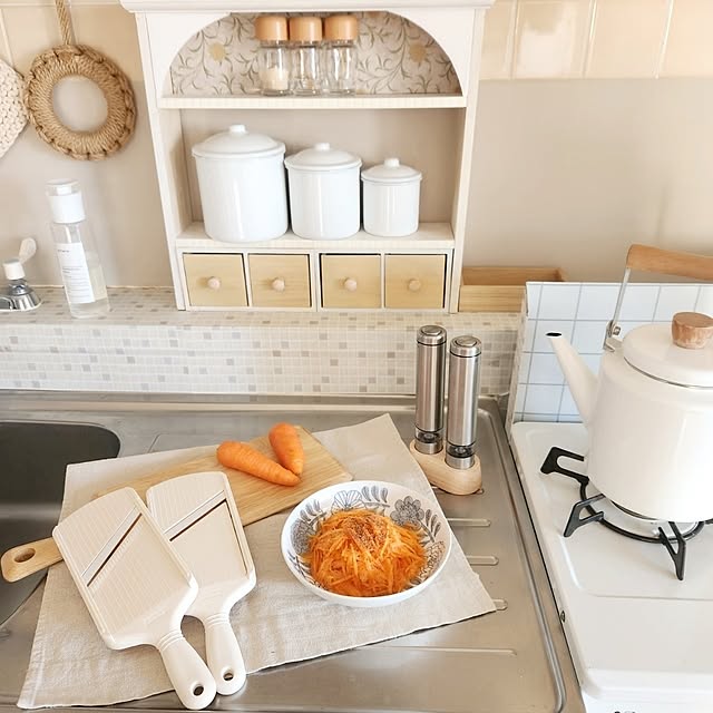 キッチン道具,賃貸でも楽しく♪,賃貸インテリア,賃貸,リメイク,キッチン棚DIY,キャニスター,100均リメイク,スライサー,にんじん,3COINS,電動ミル,Kitchen,ナチュラル,ホワイトナチュラル,キッチン収納,キッチン雑貨,時短家事 pinonの部屋