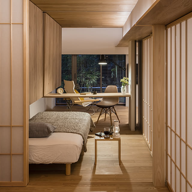和モダン,天井板張り,間接照明,ライトアップ,ベッド,リノベーション,庭のある暮らし,庭のあるマンション,庭,庭リノベ,ニーチェア,Bedroom,障子 homealの部屋