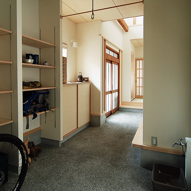 Entrance,竣工写真,洗い出し土間,土間玄関,土間のある暮らし,壁面収納棚,リノベーション,和モダン,初投稿 Yoshinarhythmの部屋