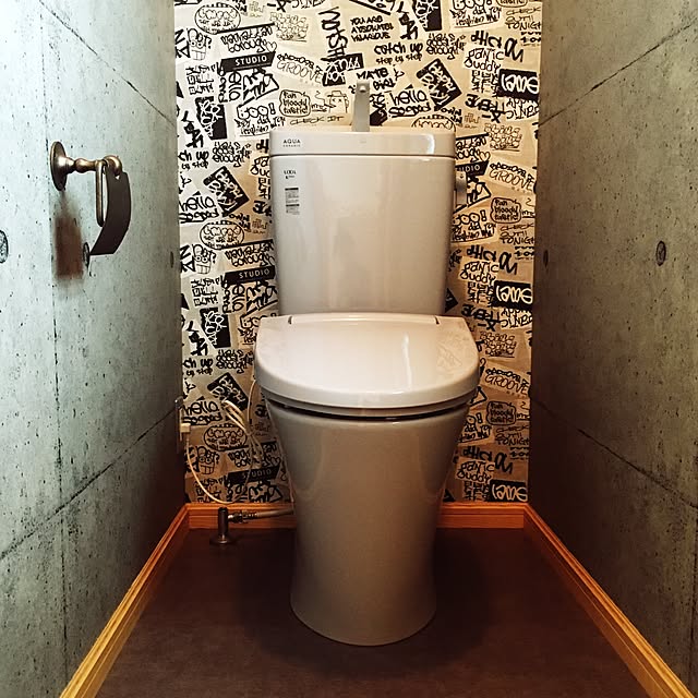 Bathroom,コンクリート調,打ちっ放し,ブルーグレーの便器,トイレットペーパーホルダー,トイレ,リクシル,男前,アクセントクロス,壁紙,輸入住宅,heritagehome,ヘリテージホーム,アメリカン Sの部屋