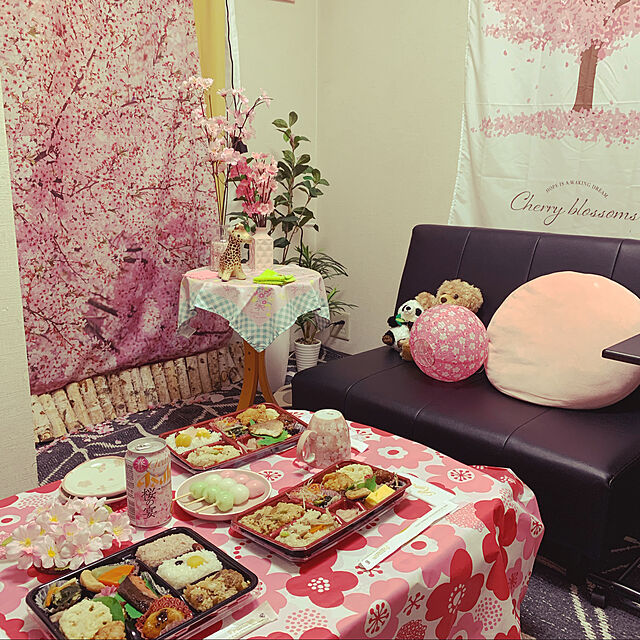 3色ダンゴ,おうちで桜見,ビール,おうちカフェ,桜,缶チューハイ,お花見気分,ダイソー,分割ソファー,Bedroom Yumibeの部屋