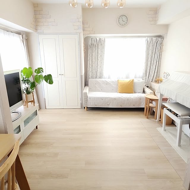 心地よい暮らし,賃貸インテリア,賃貸DIY,現状回復OK,床DIY,賃貸でも諦めない！,賃貸でも楽しく♪,ベージュインテリア,すっきり暮らす,広く見せる,北欧ナチュラル,ナチュラルインテリア,DIY,床,セルフリフォーム,賃貸,Lounge,植木鉢,シーリングライト,ピタフィー,フロアタイル,シンプルインテリア,シンプルナチュラル,6畳,モンステラ,LPF531オーク,狭くても心地よく,シンプルライフ pinonの部屋
