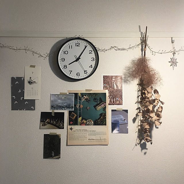 On Walls,時計,ベッド周り,ドライフラワー,1LDK,植物,無印良品,一人暮らし,雑貨,アンティーク,ヴィンテージポスター,カレンダー,照明,スワッグ,シンプル,ポストカード,お花 __9.1.2__の部屋