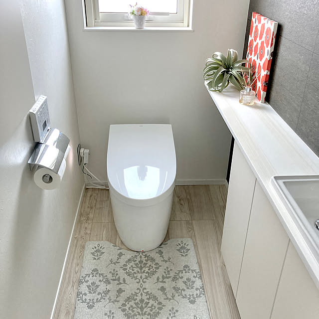 TOTOネオレスト,ニトリのトイレマット,アクセントクロス,1Fトイレ,トイレのインテリア,スッキリ暮らしたい,チェスナット,LIXIL Dフロア,モノトーン,Bathroom mi_yan.の部屋