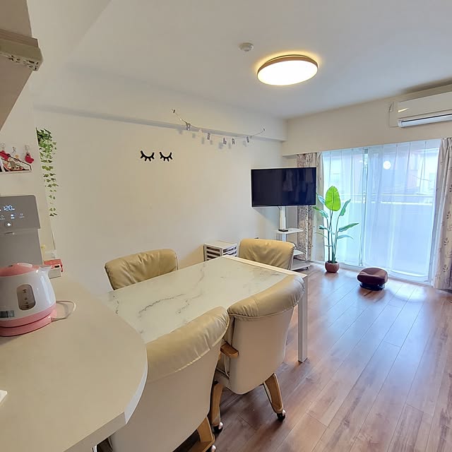 Lounge,居心地がいい部屋にしたい,かわいい♡,暮らしを快適に,すっきり暮らしたい,こどもと暮らす,マンション暮らし,シンプル,好みの色,狭くても心地よく,北欧風,リビングダイニング,テレビスタンド,ダイニングテーブル＆チェア,シーリングライト,カウンターキッチン Manamiの部屋