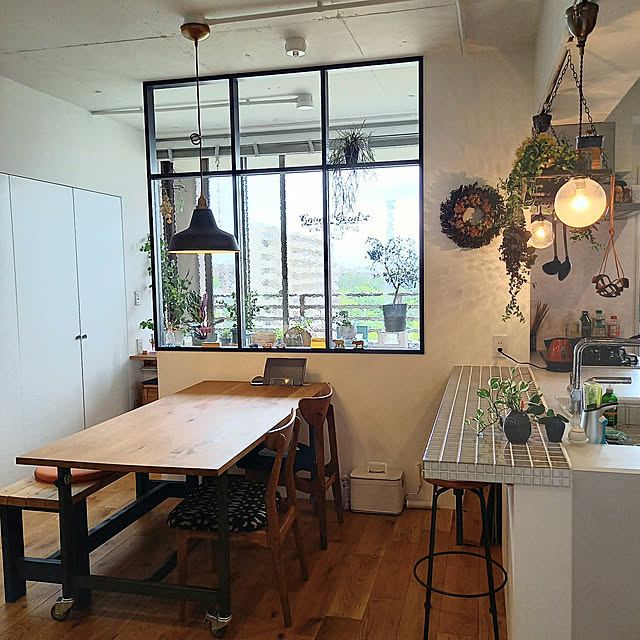 ダイニングテーブル,マンションリノベーション,室内窓,adepeche,ベンチ,ベンチ DIY,ペンダントライト,むき出し天井,オリーブ,CRASH GATE Rの部屋