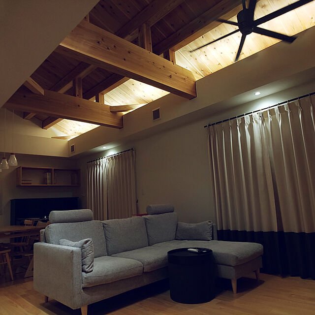 Lounge,間接照明,ありがとうございます♡,ホワイト✕木目,勾配天井のリビング,シーリングファン,ナチュラルインテリア,すっきりとした暮らし,梁 かっこいい suzukichiの部屋