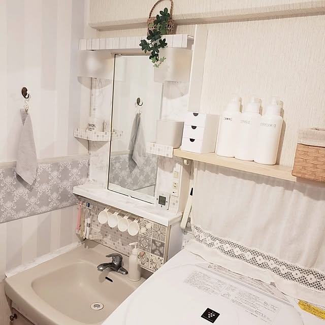 Bathroom,洗濯機まわり,賃貸でも楽しく♪,賃貸インテリア,賃貸,ホワイトインテリア,100均リメイク,プチプラインテリア,突っ張り棚,ドライヤー収納,吊り下げ収納,洗面所リメイク,両面テープ,収納,簡単リメイク,ホワイトナチュラル,洗濯機,古くても諦めない,すっきり暮らしたい,狭くても心地よく,飾り棚,リメイク,洗面所,洗面台リメイク pinonの部屋