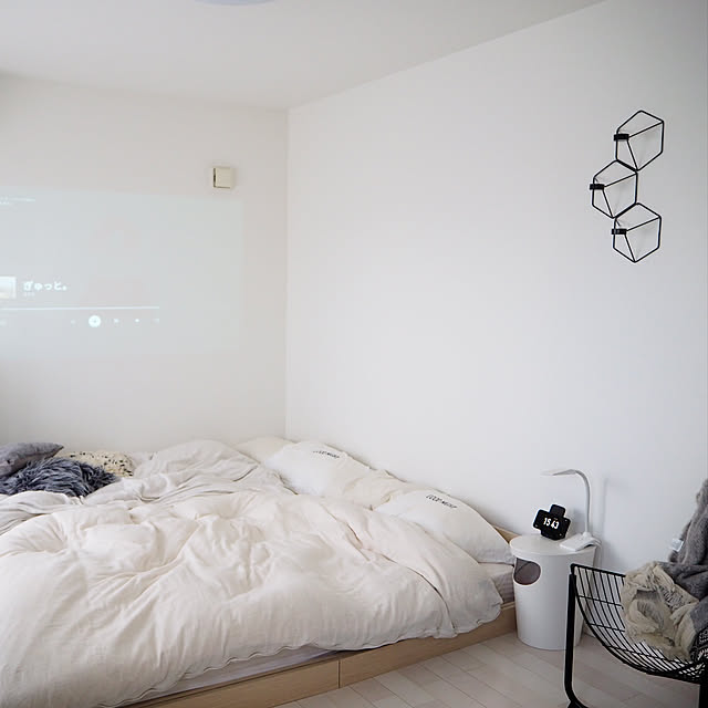 寝室の壁,ローベッド,白黒グレー,白グレー,建売住宅,Instagramやってます,Instagram→43yuka43,建売住宅でも快適生活,寝室ベッド,プロジェクターのある部屋,寝室,popInAladdin,ベッド,プロジェクター,ホワイトインテリア,Bedroom 43yuka43の部屋