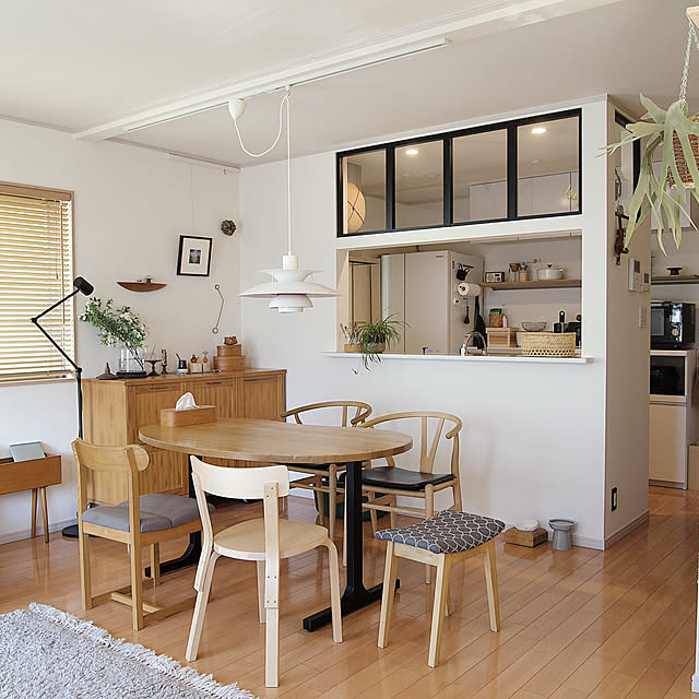 リフォーム・リノベーション,北欧好き,建売住宅,北欧テイスト,猫と暮らす,ルイスポールセン PH50,猫と暮らす家,丸太,照明,ダイニングテーブル,室内窓,Kitchen ku.ochoの部屋
