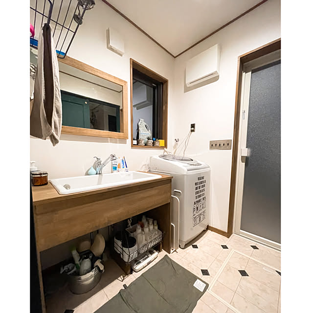アメリカンスイッチ,掃除道具,洗剤置き場,クッションフロア,体重計収納,体重計置き場,ヘルスメーター,洗面台下収納,洗面台周り,DIY,Bathroom,オーダーミラー,洗濯パンなし,BinO,トタンバケツ,TOTO病院用流し,造作洗面台,無垢材,いいね&フォローありがとうございます☆,保存して頂きありがとうございます,suuu snoopyの部屋