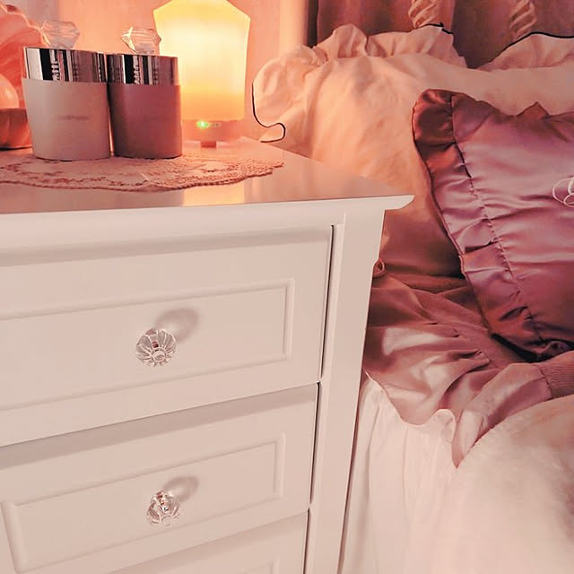 Bedroom,一人暮らし,1K 1人暮らし,Francfranc,フランフラン,100均,チェスト,取っ手,プチプラ,賃貸アパート,セリア,seria,デコホーム,デコホームニトリ,フリル,ピンク,ピンクインテリア,ホワイトインテリア,ホワイト家具,白家具,白インテリア,シェルランプ,JILLSTUART,ジルスチュアート,アロマディフューザー,アロマ加湿器,クリスタル取っ手,ラドンナ,雑貨,サイドテーブル,サイドチェスト,ナイトテーブル,LADONNA,6畳 innnnの部屋