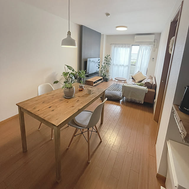縦長のお部屋レイアウト,賃貸でも諦めない！,『RCカントリー倶楽部☆』,グリーンのある暮らし,IKEA,たなDIY,工夫して暮らす,DIY,RoomClipショッピング,賃貸,2LDK,2人暮らし,壁紙屋本舗,くつろぎ空間,ディアウォール,バックボード,DIYのある暮らし,Overview,チェアパット,フランフラン,テレビ壁掛け,イームズチェアリプロダクト,関家具 akoの部屋