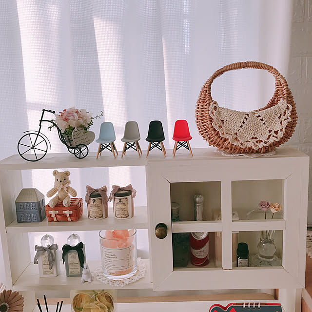 扉付きシェルフ飾り棚,ホワイト,至福の時+..・*♪,アイアン自転車フラワーアレンジ☆,ミニチュアデザインチェア,ミニチュア,セリア,イームズ,おうち時間を楽しむ〜♬,自分らしく暮らす,癒し,皆さん優しい❤︎,いつも見てくれてホントありがとう♪,コメントお気遣いなく(⁎ᴗ͈ˬᴗ͈⁎),賃貸でも楽しく♪,イイね押し逃げすみません(。>д<),Overview,今日から3月ですね+..・* ❁,英字デザインが好き,2022.3.1,木製オブジェ　香水瓶風,はんどめいど♪ natsuの部屋