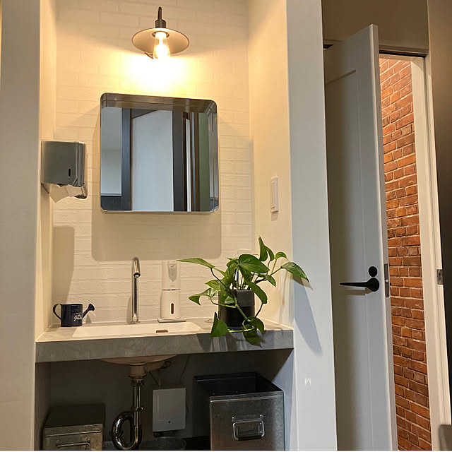 Bathroom,スクエア,カッコいいも可愛いも好き♡,インダストリアルも好き♡,鏡かえましたー❤️,DULTON,ミラー,複数枚投稿で4枚です！,ポトスちゃん IROの部屋