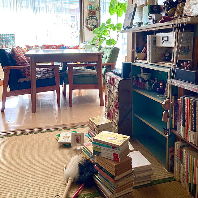 秋のくつろぎ時間,Overview,絵本棚,羊毛ダスター,揖保乃糸の木箱,ワイン箱,みかん箱,りんご箱,杉浦さやかさん,reading nook,昭和レトロ,ビスコ缶,マッチ箱,ウンベラータ,SWIMMER,almedahls heidiの部屋