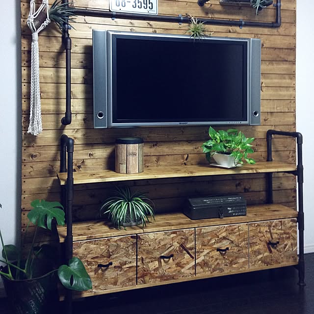 Bedroom,集成材,塩ビパイプ,旦那作,ダイソー,オリヅルラン,ブライワックス ジャコビアン,男前,工具箱,板壁DIY,1×4材,NO GREEN NO LIFE,フェイクグリーン,塩ビパイプ棚,モンステラ,寝室改造中,インダストリアル,塩ビ管サビ加工,ナンバープレート,プラントハンガー,セリアの取っ手 rikakoの部屋