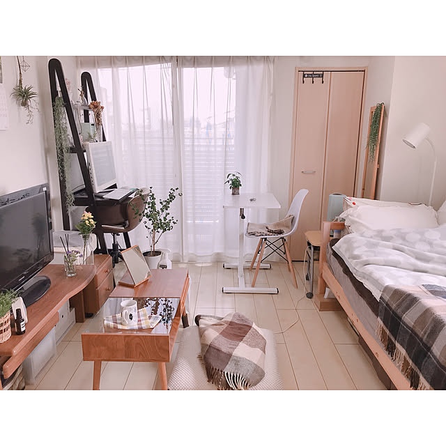 雨の日,新生活フェス2021,山善の机,eくらしプロジェクト,山善くらしのeショップ,山善,1K,ひとり暮らし,花のある暮らし,シンプルライフ,緑のある暮らし,ワンルーム,一人暮らしインテリア,一人暮らし,大人のひとり暮らし,1人暮らし,一人暮らし女子,一人暮らし部屋,テーブル,昇降式テーブル,イームズチェア リプロダクト,Overview mikiteacupの部屋