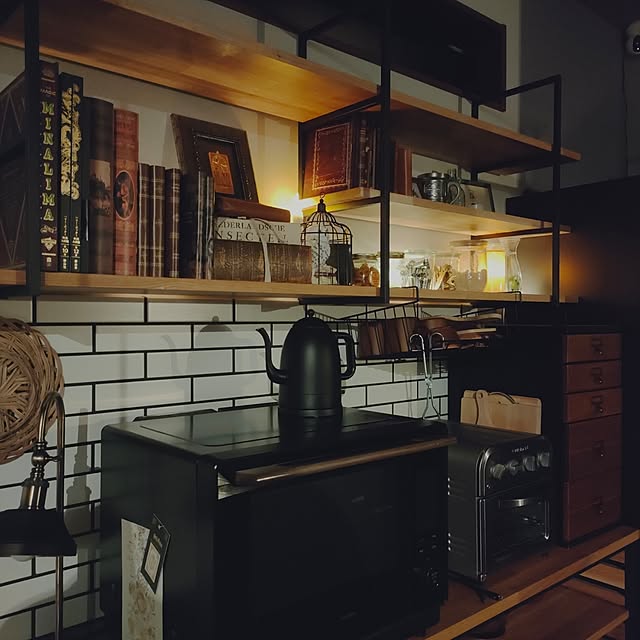 Kitchen,飾り棚,100均,キッチンカウンター,キャンドルライト,飾り棚ディスプレイ,電池式キャンドル,ダイソーキャンドルライト,キッチンディスプレイ,間接照明のある部屋,キャンドルライト風,ライトリボン,間接照明のある暮らし,フィリップスヒュー,Philips hueのある暮らし,電池式キャンドルライト,フィリップス照明,キッチンの間接照明,ディスプレイ照明 Atelier_tamakiの部屋